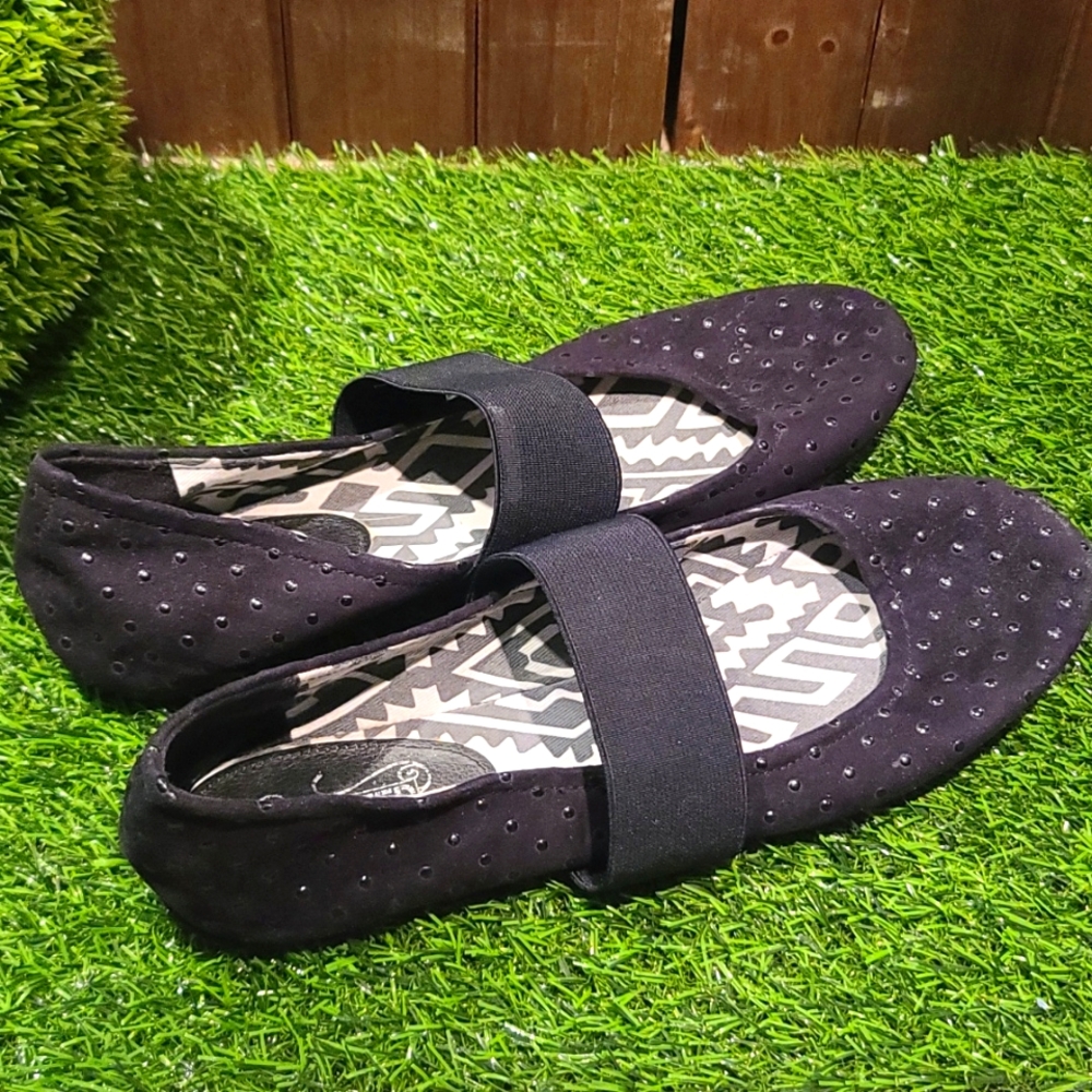 Kenneth Cole Unlisted black ballet flats w decorative dots & ankle strap EUC